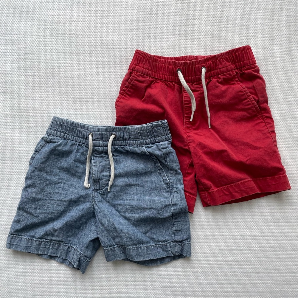 Bundle of 2 sets of Gap shorts size 3T